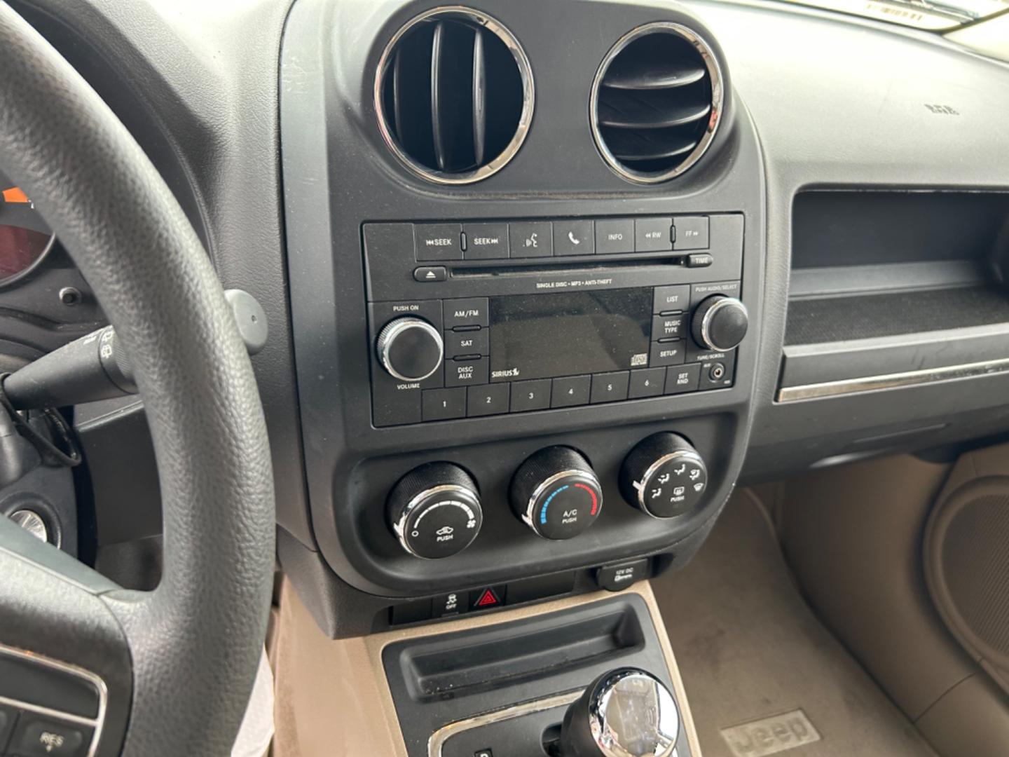 2015 White Jeep Patriot Sport 2WD (1C4NJPBB6FD) with an 2.4L L4 DOHC 16V engine, located at 1687 Business 35 S, New Braunfels, TX, 78130, (830) 625-7159, 29.655487, -98.051491 - Photo#12